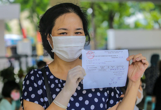 Người dân Hà Nội xét nghiệm Covid-19 - Ảnh: Ngô Nhung