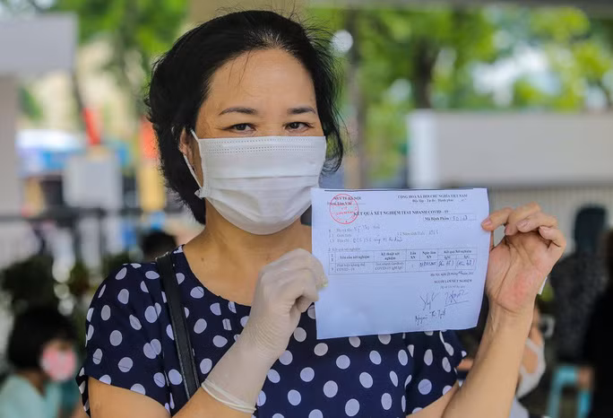 Người dân Hà Nội xét nghiệm Covid-19 - Ảnh: Ngô Nhung