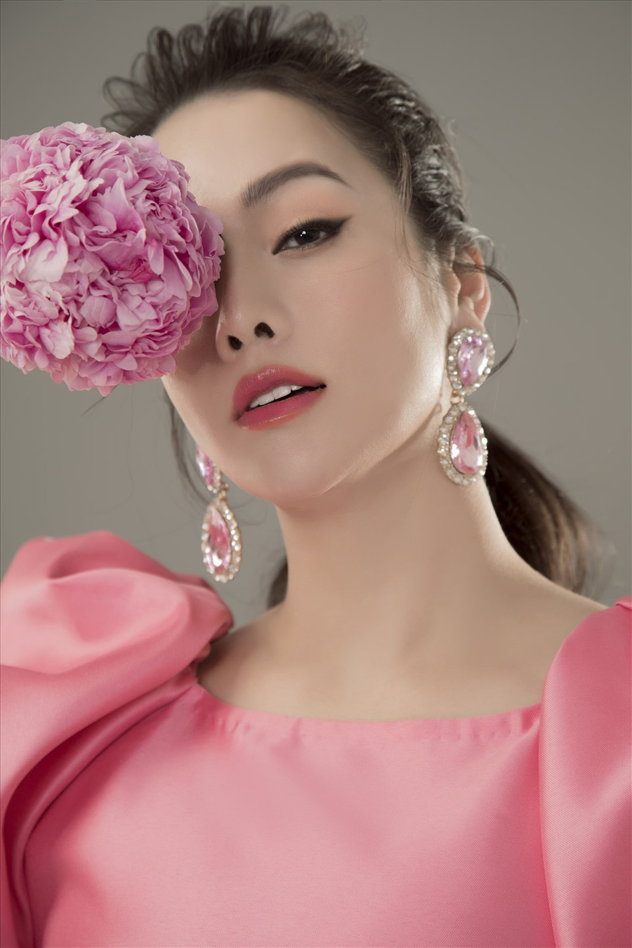 Trong suốt nhiều năm hoạt động nghệ thuật, bên cạnh các bộ phim ăn khách, cô còn ghi dấu ở vai trò ca sĩ với nhiều bản hit.