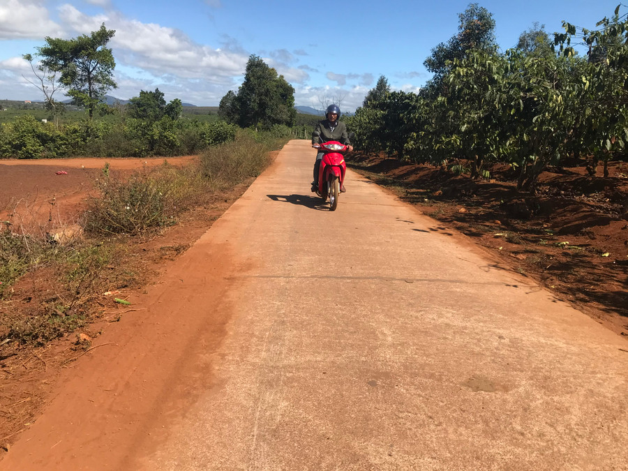 Con đường làng Krun được bê tông hóa khang trang, sạch đẹp. Ảnh: R'Ô Hok Con đường làng Krun được bê tông hóa khang trang sạch đẹp.Ảnh-R.H