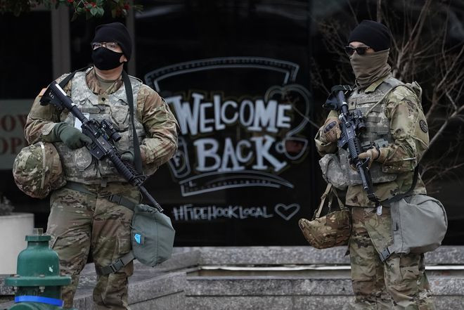 Vệ binh quốc gia được vũ trang đầy đủ ở chốt an ninh trung tâm thủ đô - Ảnh: AFP