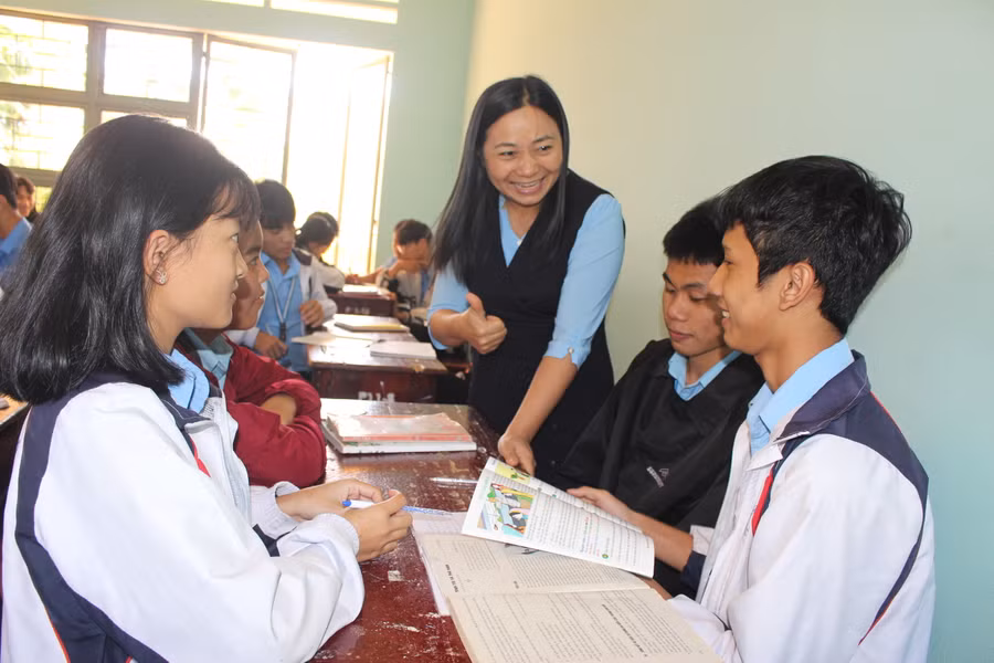 Cô Đinh Thị Phương Chi lắng nghe chia sẻ của học sinh về sách Gieo hạt cùng vĩ nhân trong một tiết học. Ảnh Nguyễn Giang.JPG