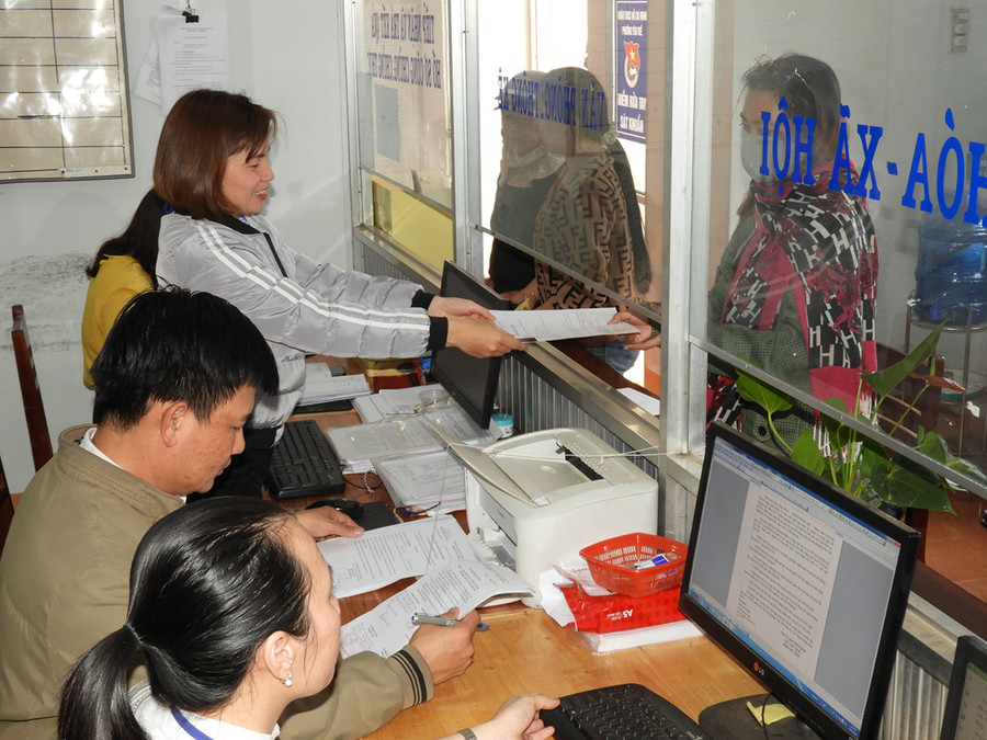 Giải quyết thủ tục hành chính tại UBND phường Yên Thế.