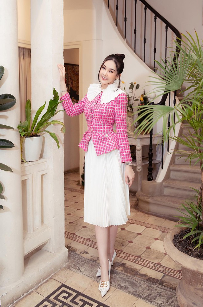 Trong cuộc sống đời thường, Lê Âu Ngân Anh thường chọn phong cách thanh lịch, nhẹ nhàng với các thiết kế nhã nhặn, kín đáo ẢNH: FBNV