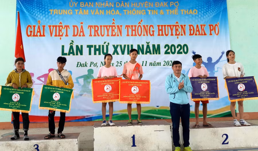 2. Trao giải cho VĐV tại Giải Việt dã truyền thống huyện Đak Pơ lần thứ 17