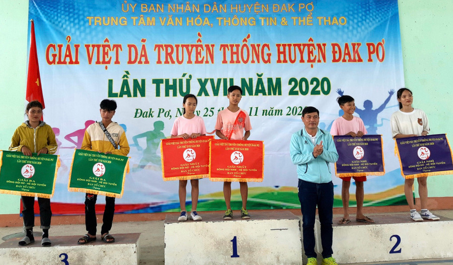 2. Trao giải cho VĐV tại Giải Việt dã truyền thống huyện Đak Pơ lần thứ 17