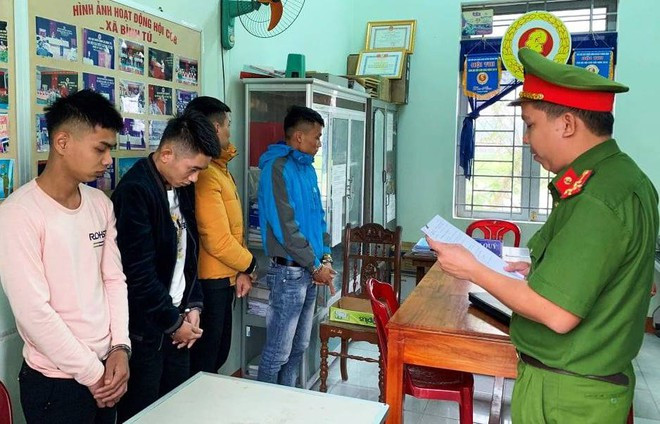 Công an đọc lệnh khởi tố, bắt giam các bị can khống chế các con bạc để cướp vàng và xe ô tô. ẢNH: NAM THỊNH