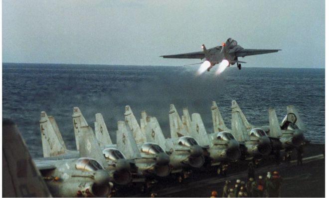 Chiến đấu cơ F-4 cất cánh từ tàu sân bay Mỹ USS John F. Kennedy ở Biển Đỏ vào ngày 25.1.1991, khi liên quân đang tiến hành Chiến dịch Bão táp sa mạc - Chụp màn hình Usnews.com Chiến đấu cơ F-4 cất cánh từ tàu sân bay Mỹ USS John F. Kennedy ở Biển Đỏ vào ngày 25.1.1991, khi liên quân đang tiến hành Chiến dịch Bão táp sa mạc - Chụp màn hình Usnews.com