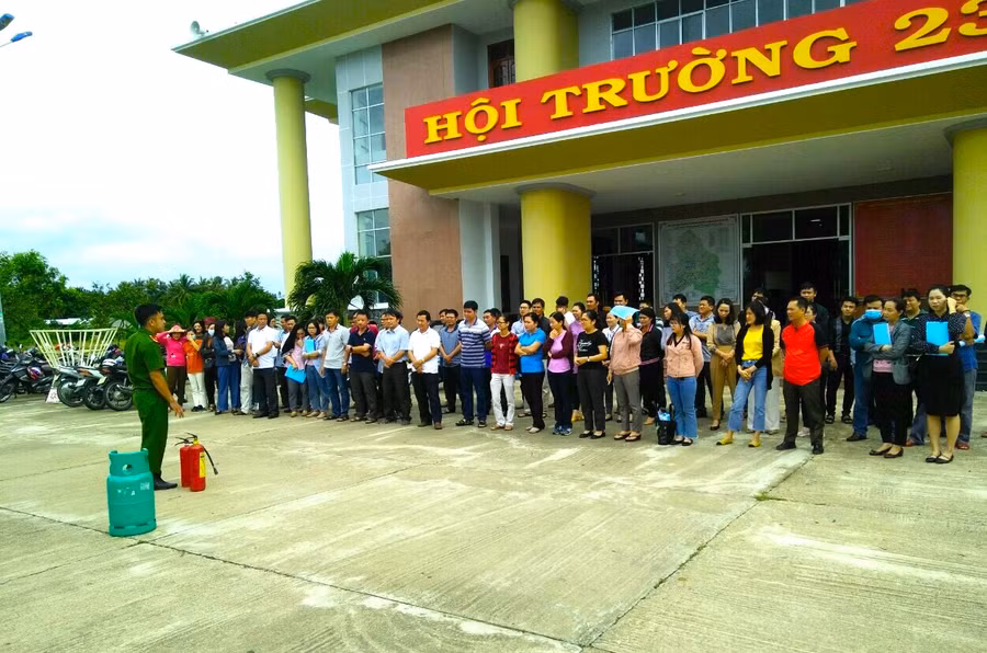 Đội Cảnh sát PCCC-CNCH khu vực An Khê tuyên truyền, hướng dẫn cách sử dụng bình cứu hỏa cho các chủ cơ sở, hộ kinh doanh ở thị xã An Khê. Ảnh Ngọc Minh