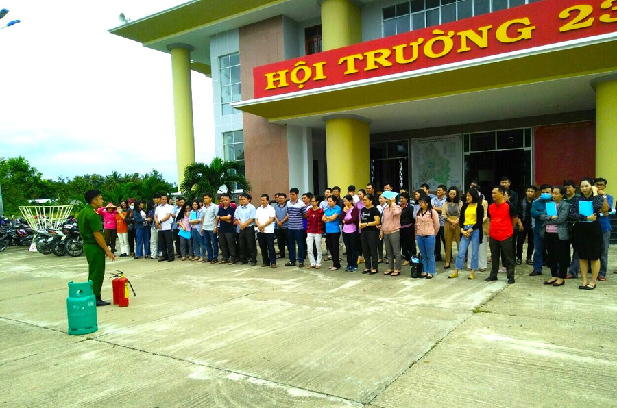 Đội Cảnh sát PCCC-CNCH khu vực An Khê tuyên truyền, hướng dẫn cách sử dụng bình cứu hỏa cho các chủ cơ sở, hộ kinh doanh ở thị xã An Khê. Ảnh Ngọc Minh