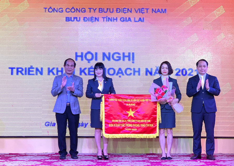 Chủ tịch UBND tỉnh Võ Ngọc Thành (bìa trái) và Phó Tổng Giám đốc Tổng Công ty Bưu điện Việt Nam Nguyễn Kiên Cường trao cờ thi đua của Chính phủ cho Bưu điện tỉnh vì đã có thành tích xuất sắc, toàn diện trong thực hiện nhiệm vụ công tác, dẫn đầu phong trào thi đua yêu nước năm 2020. Ảnh: Hà Duy Bưu điện tỉnh nhận Cờ thi đua của Thủ tướng Chính phủ vì đã có thành tích xuất sắc, toàn diện nhiệm vụ công tác, dẫn đầu phong trào thi đua yêu nước năm 2020. Ảnh: Hà Duy