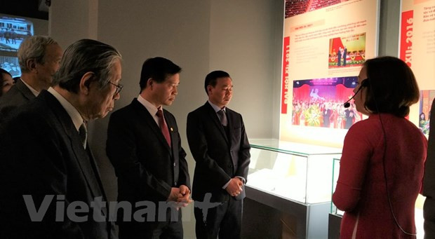  Các đại biểu tham quan triển lãm. (Ảnh: Minh Thu/Vietnam+)