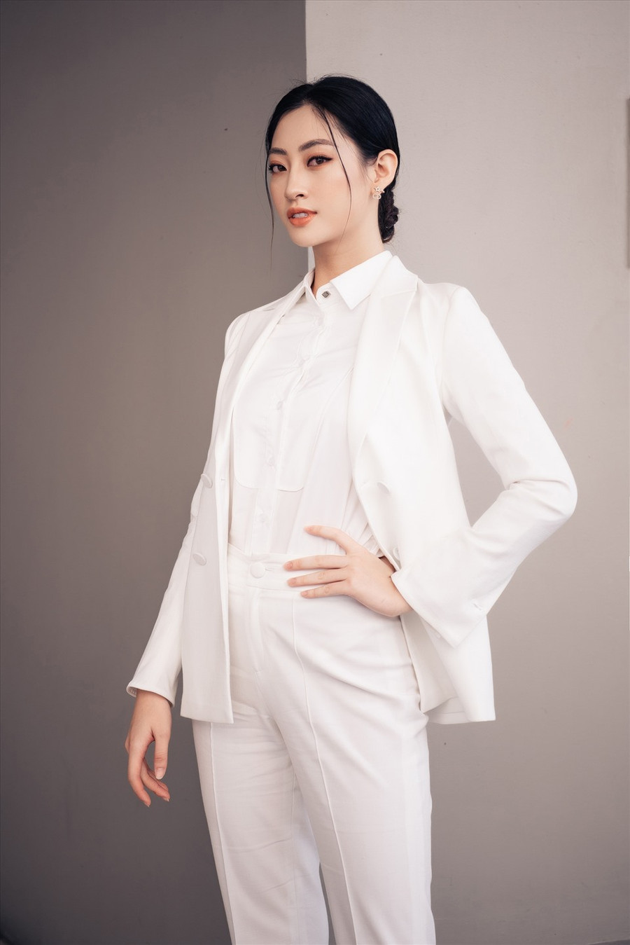 Với vốn kiến thức của mình, Hoa hậu Lương Thùy Linh đã nhiều lần xuất hiện trên các chương trình về tri thức như Ielts Face Off, Ai là triệu phú và đều để lại ấn tượng đặc biệt. Không những thế, mới đây cô còn trở thành một trong những diễn giả trong sự kiện TEDx Youth@Hanoi, một lần nữa khẳng định khả năng IELTS 7.5. Ảnh: NVCC. Với vốn kiến thức của mình, Hoa hậu Lương Thùy Linh đã nhiều lần xuất hiện trên các chương trình về tri thức như Ielts Face Off, Ai là triệu phú và đều để lại ấn tượng đặc biệt. Không những thế, mới đây cô còn trở thành một trong những diễn giả trong sự kiện TEDx Youth@Hanoi, một lần nữa khẳng định khả năng IELTS 7.5. Ảnh: NVCC.