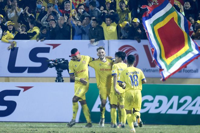 Rafaelson (giữa) hòa nhập nhanh với đội Đà Nẵng ẢNH: MINH TÚ