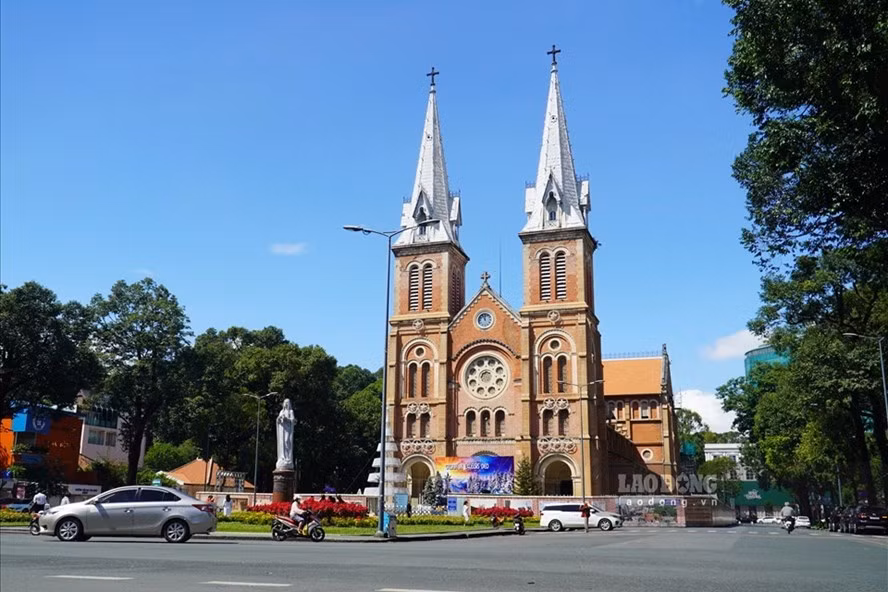 Thời tiết ngày Tết Dương lịch tại TPHCM se lạnh, trời ít mây, nắng với cường độ mạnh. Ảnh minh hoạ: Phúc Chân