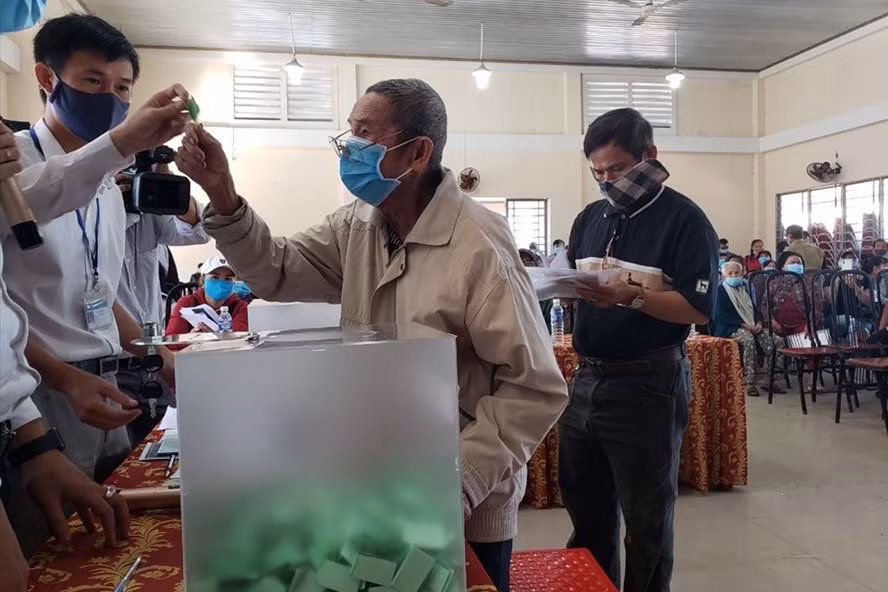 Người dân bốc thăm lô đất tái định cư dự án sân bay Long Thành. Ảnh: Minh Châu