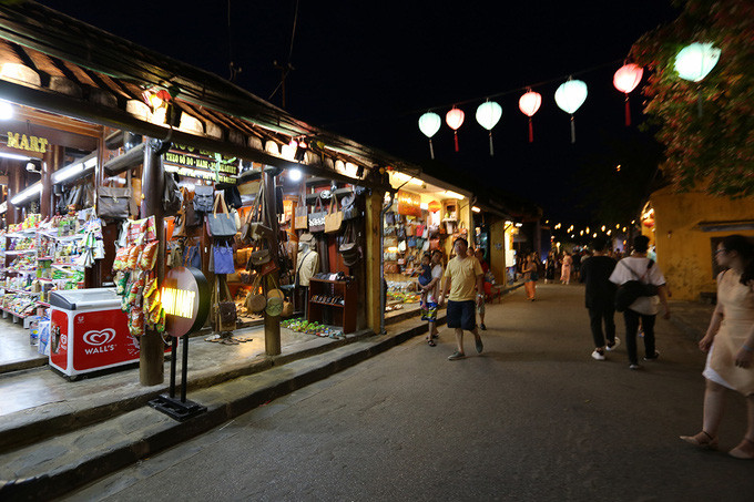 Du khách đi bộ tham quan phố cổ Hội An về đêm. Ảnh: Đắc Thành Du khách đi bộ tham quan phố cổ Hội An về đêm. Ảnh: Đắc Thành