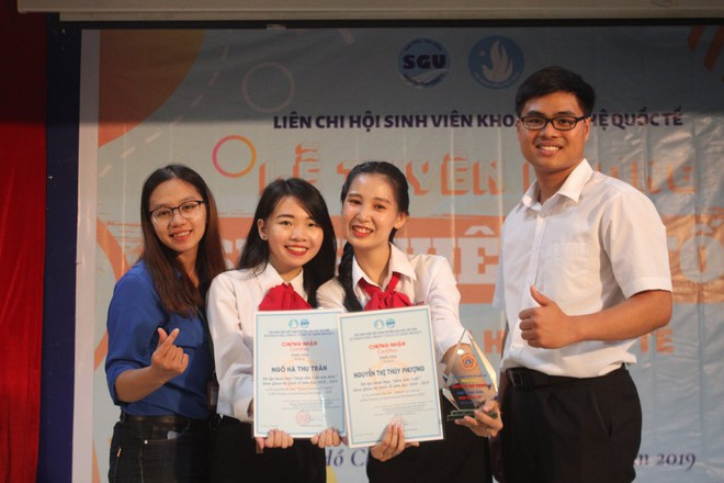 Ngô Hà Thu Trân (thứ 2 từ trái qua) là sinh viên 5 tốt cấp trường