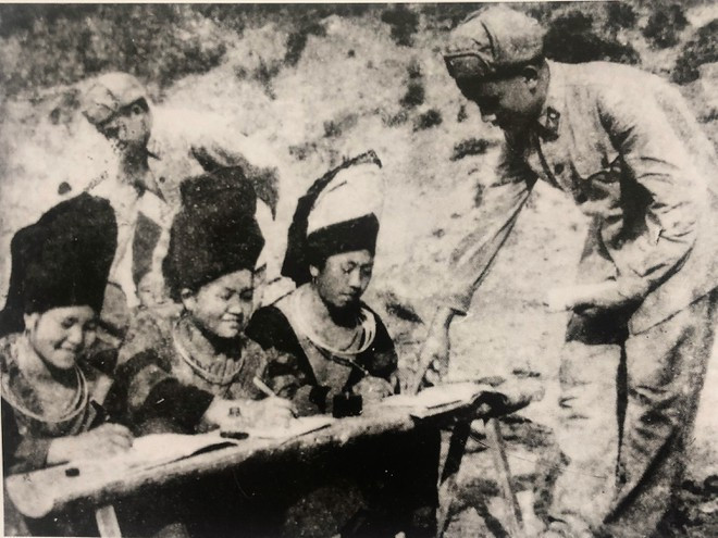 Công an Nhân dân vũ trang Lai Châu dạy chữ cho đồng bào dân tộc thiểu số vùng biên giới vào năm 1968. ẢNH: TƯ LIỆU