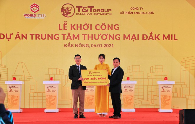 Đại diện Tập đoàn T&T Group trao ủng hộ Ủy ban MTTQ Việt Nam huyện Đắk Mil 500 triệu đồng NGUỒN T&T GROUP