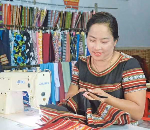 Chị Rơ Mah H’Tuyết gắn với nghề may đồ thổ cẩm đã gần 7 năm. Ảnh: Phương Linh