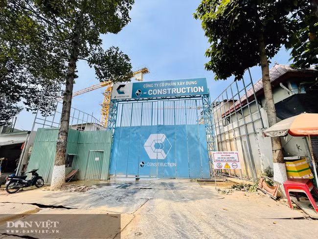Cổng công trình luôn đóng kín cửa, bảo vệ luôn cảnh giác khi có người lạ đến chụp ảnh. Ảnh: V.D