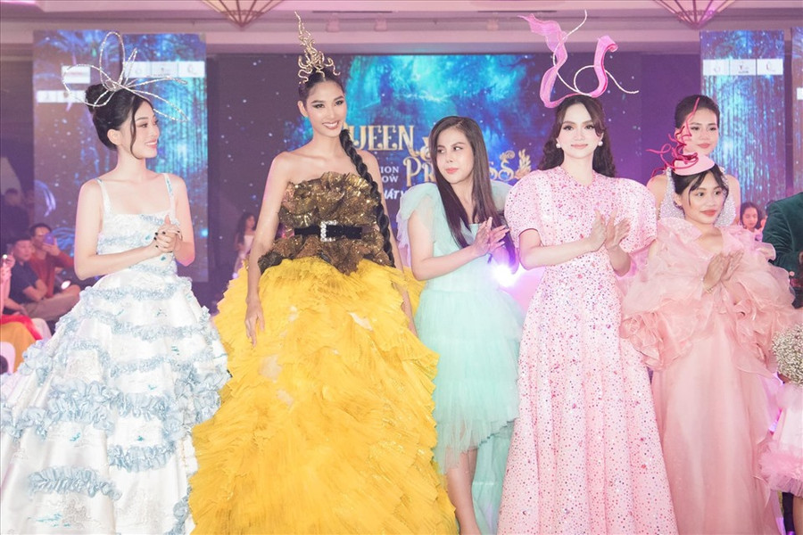 Trong một khung hình, Hương Giang và Hoàng Thùy cùng đọ sắc chung trên sàn diễn. Nếu Hoàng Thùy toát lên vẻ quyến rũ, cá tính thì Hương Giang được khen ngợi đằm thắm. Ảnh: NSCC.