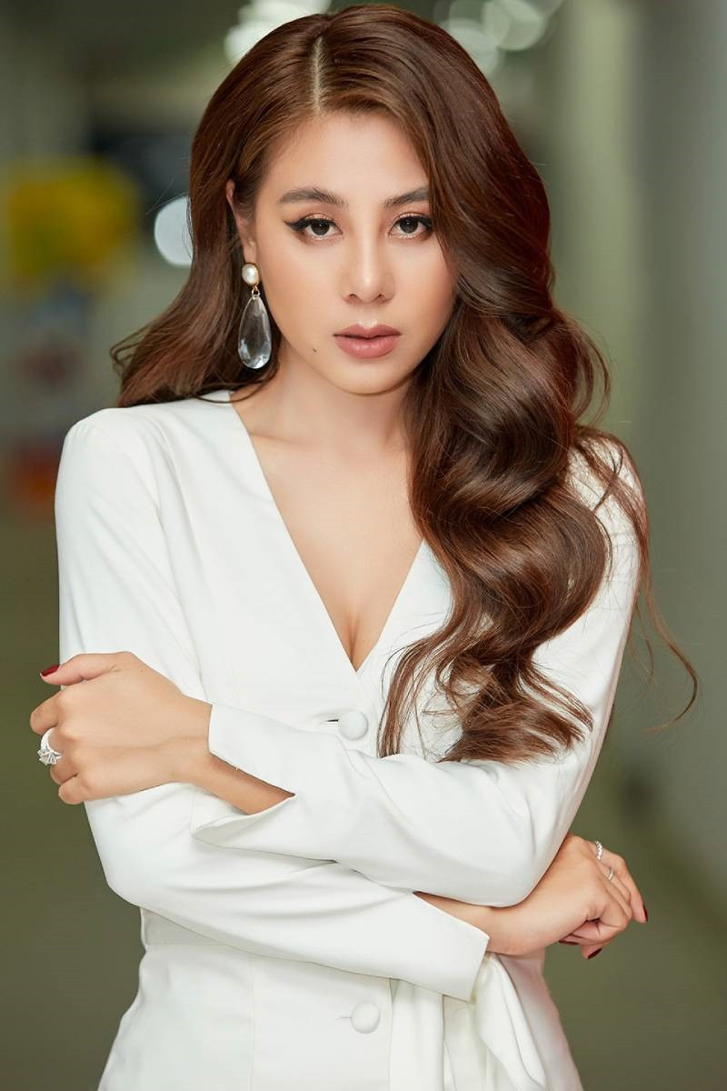 Bản thân người đẹp không ngại thử sức với những phong cách thời trang khác nhau, từ nữ tính, gợi cảm đến cá tính.