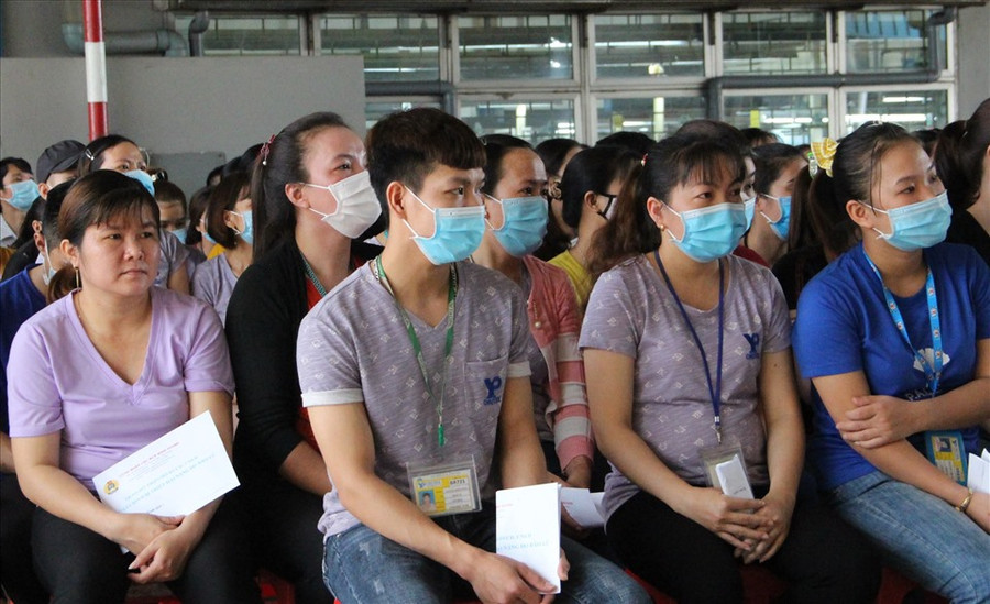 Dịch bệnh khiến việc làm và thu nhập của người lao động tại Bình Dương bị giảm sâu. Ảnh: Đình Trọng