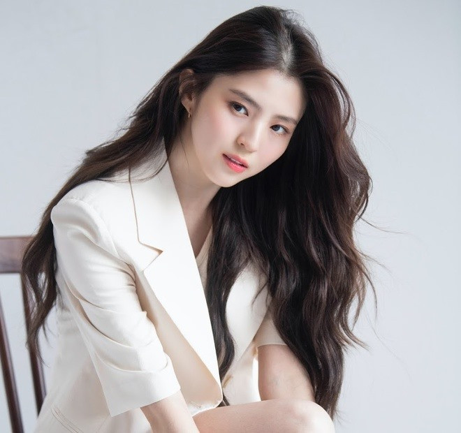 Sau đó, sao trẻ góp mặt trong phim “Lang quân 100 ngày”, “Viên đá bí ẩn”. Dù chỉ đóng vai phụ song Han So Hee lại gây chú ý nhờ nhan sắc hao hao đàn chị Song Hye Kyo. Ảnh: Instagram.