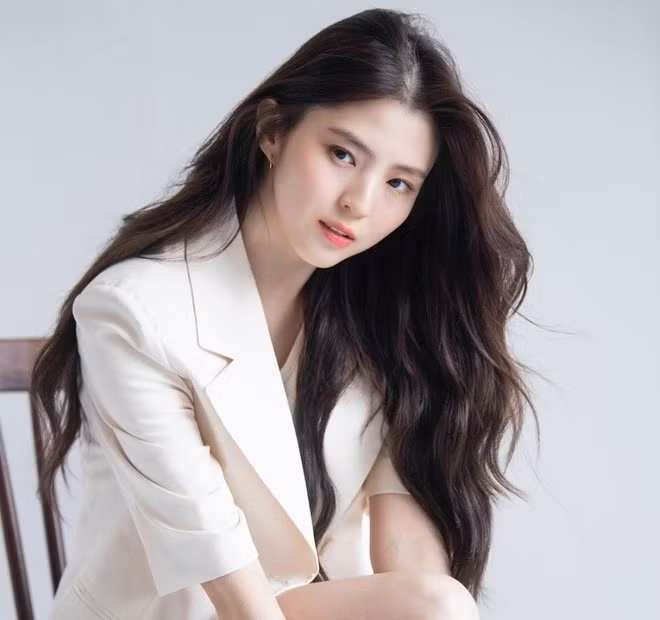 Sau đó, sao trẻ góp mặt trong phim “Lang quân 100 ngày”, “Viên đá bí ẩn”. Dù chỉ đóng vai phụ song Han So Hee lại gây chú ý nhờ nhan sắc hao hao đàn chị Song Hye Kyo. Ảnh: Instagram.