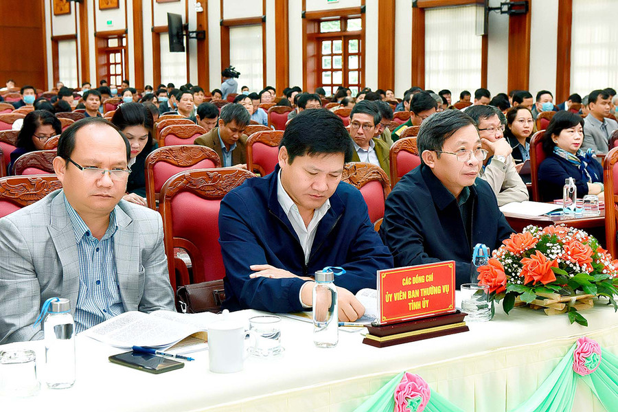 Các đồng chí trong Ban Thường vụ Tỉnh ủy nghe chuyên đề an ninh trật tự. Ảnh: Đức Thụy Các đồng chí trong Ban Thường vụ Tỉnh ủy nghe chuyên đề an ninh trật tự. Ảnh: Đức Thụy