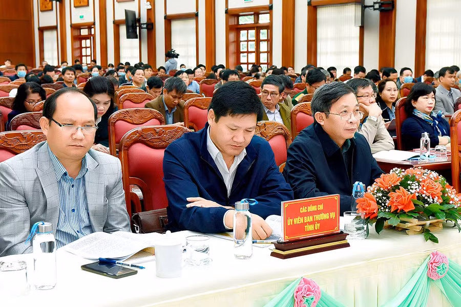 Các đồng chí trong Ban Thường vụ Tỉnh ủy nghe chuyên đề an ninh trật tự. Ảnh: Đức Thụy