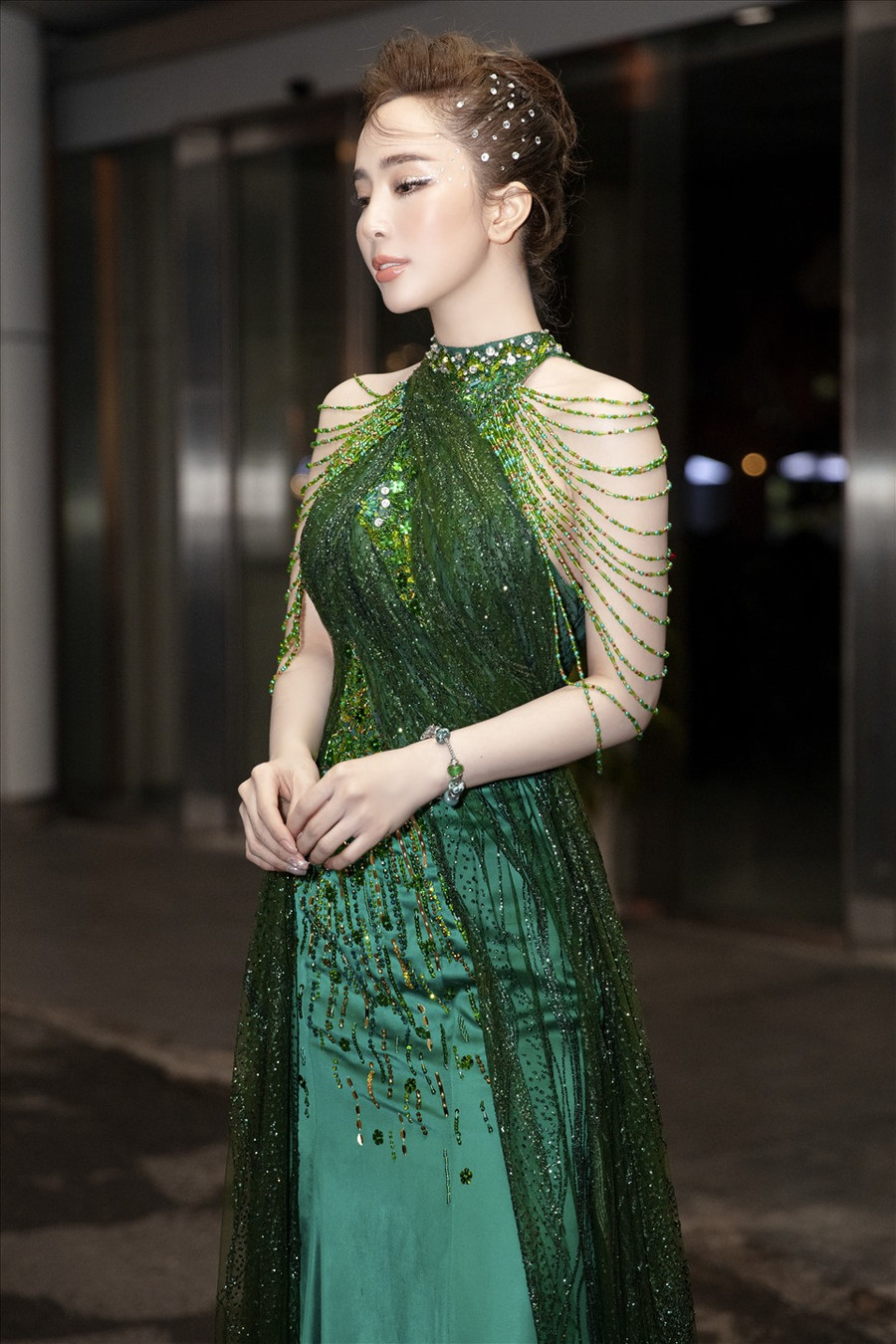 Thiết kế dạ hội xanh ngọc Quỳnh Nga diện lần này khá kín đáo, chỉ khoe hờ bờ vai ngọt ngào, nhưng lại giúp cô nổi bật với vẻ đẹp tựa nữ thần, vô cùng quyến rũ. Ảnh: Tiên Nguyễn