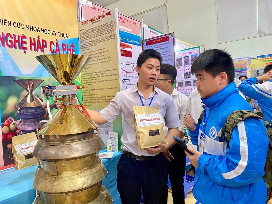 Cuộc thi khoa học kỹ thuật đã trở thành sân chơi trí tuệ và sáng tạo dành cho những học sinh đam mê nghiên cứu khoa học. Ảnh: Mộc Trà