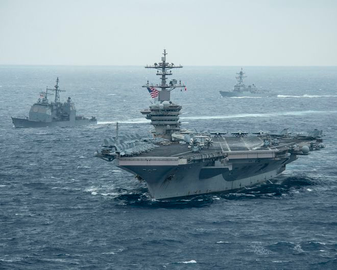 Tàu sân bay Mỹ USS Theodore Roosevelt cùng hai chiến hạm Mỹ ở Thái Bình Dương hôm 15.1- Hải quân Mỹ Tàu sân bay Mỹ USS Theodore Roosevelt cùng hai chiến hạm Mỹ ở Thái Bình Dương hôm 15.1- Hải quân Mỹ
