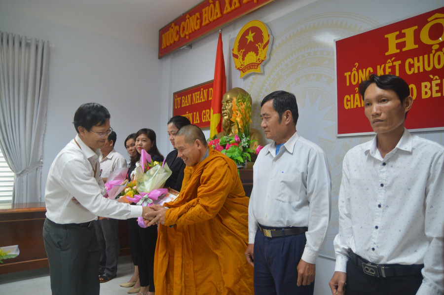 Ông Đỗ Văn Đông-Phó Chủ tịch UBND huyện Ia Grai tặng giấy khen cho các cá nhân có thành tích tiêu biểu trong công tác giảm nghèo giai đoạn 2016-2020. Ảnh P.L