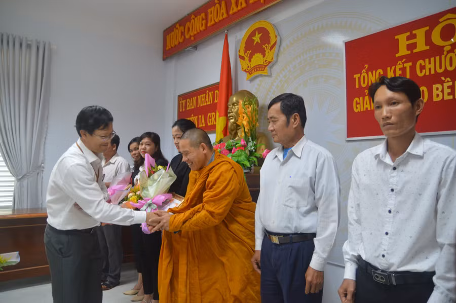 Ông Đỗ Văn Đông-Phó Chủ tịch UBND huyện Ia Grai tặng giấy khen cho các cá nhân có thành tích tiêu biểu trong công tác giảm nghèo giai đoạn 2016-2020. Ảnh P.L