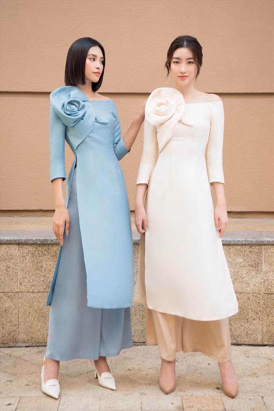 Dịp tết đến, xuân về, tà áo dài luôn là lựa chọn hàng đầu của phái đẹp. Là những hoa hậu hiện đại, Đỗ Mỹ Linh và Tiểu Vy lựa chọn cho mình những chiếc áo dài cách tân, vạt ngắn với điểm nhấn xếp phồng ở vai tôn lên sự nữ tính, sang trọng. Ảnh: Quang Đức.