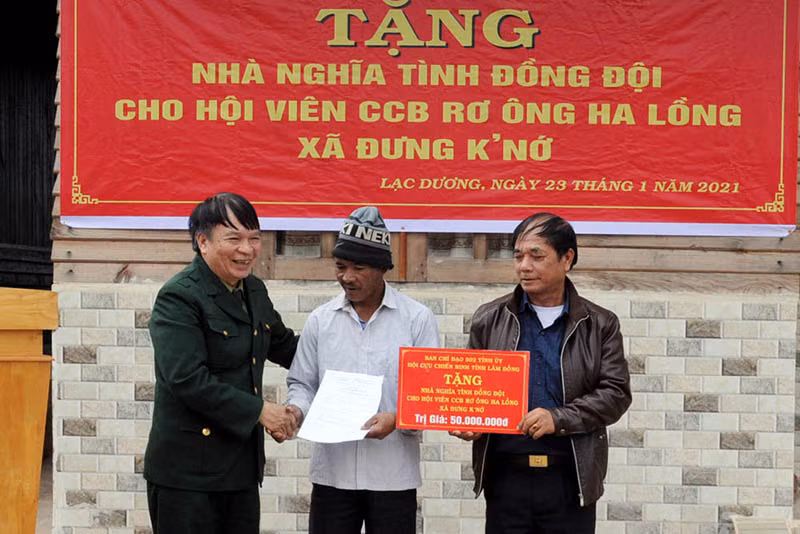 Tặng nhà tình nghĩa đồng đội cho cựu chiến binh tại xã Đưng K’Nớ. 