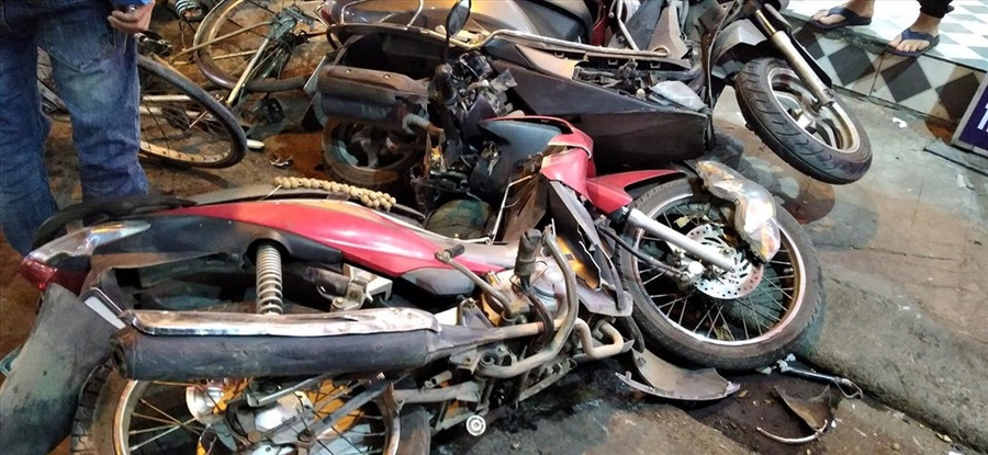 Những chiếc xe máy bị tông nằm la liệt bên đường. Ảnh: T. Liễu Những chiếc xe máy bị tông nằm la liệt bên đường. Ảnh: T. Liễu