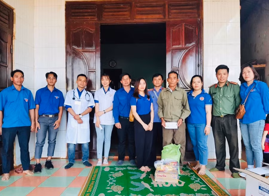 Các tổ chức Đoàn trực thuộc Đoàn khối các Cơ quan và Doanh nghiệp tỉnh, Đoàn Thanh niên Công an tỉnh, Đoàn cơ sở Viettel Gia Lai tặng quà cho người có công tại xã Ia O (huyện Ia Grai). Ảnh: Phan Lài