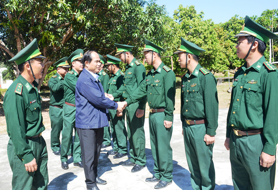 Chủ tịch UBND tỉnh thăm hỏi các cán bộ chiến sĩ Đồn Biên phòng Ia Mơr. Ảnh: Vĩnh Hoàng