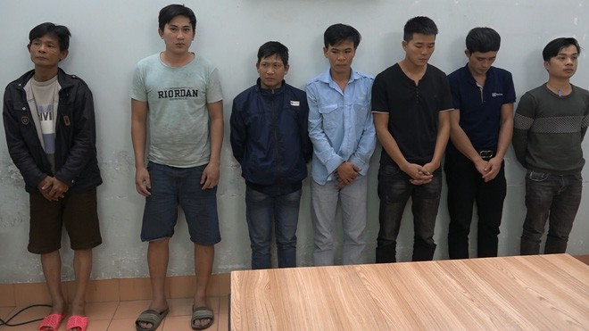 Những người tham gia đánh bạc bị tạm giữ hình sự - ẢNH: TRỊ BÌNH