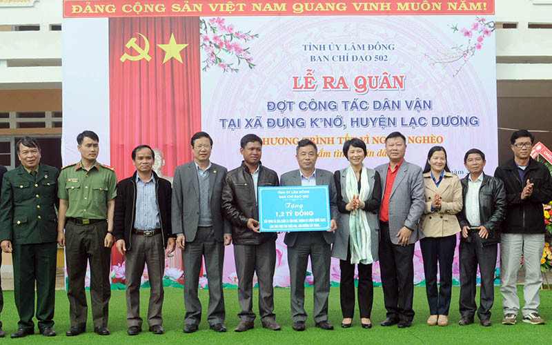 Ban chỉ đạo 502 tỉnh Lâm Đồng trao tặng kinh phí để xây dựng một số công trình tại xã Đưng K’Nớ.
