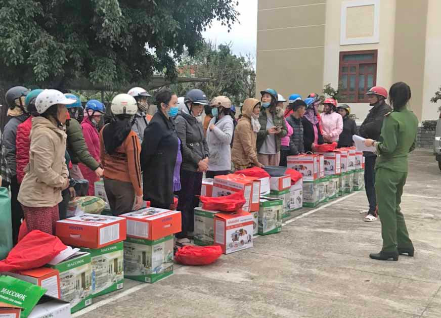 Người dân đem sản phẩm đã mua đến trả và nhận lại tiền. Ảnh: Vũ Thảo