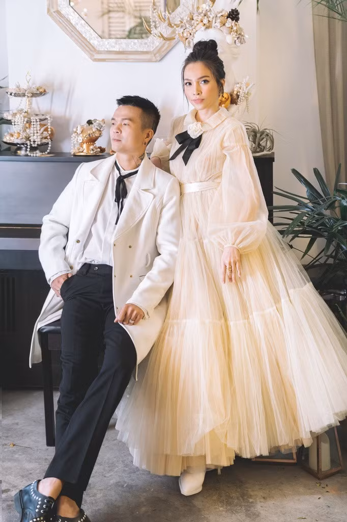 Nhạc sĩ Phúc Trường đánh giá chất giọng của Hiền Thục rất đẹp và trữ tình, có thể khai khác ở những góc cạnh cảm xúc mới và đặc biệt là sự từng trải của cô trong âm nhạc.