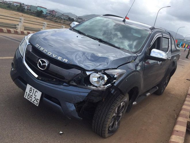 Chiêc ô tô bị hư hỏng phần đầu sau cú va chạm - ẢNH: TRƯỜNG AN