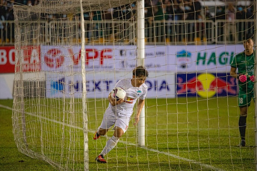 Minh Vương thi đấu năng nổ, xông xáo ở trận Hoàng Anh Gia Lai thắng Sông Lam Nghệ An 2-1. Ảnh: Fanpage CLB HAGL.