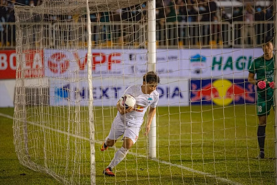 Minh Vương thi đấu năng nổ, xông xáo ở trận Hoàng Anh Gia Lai thắng Sông Lam Nghệ An 2-1. Ảnh: Fanpage CLB HAGL.